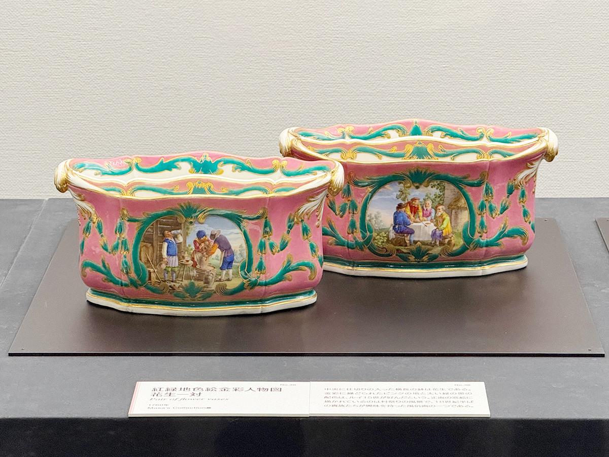 渋谷区立松濤美術館「妃たちのオーダーメイド　セーヴル フランス宮廷の磁器」会場より　第1章「ヴァンセンヌからセーヴルへ　ーポンパドゥール侯爵夫人の夢一」　《色絵金彩人物図花生一対》1760年、Masa’s Collection