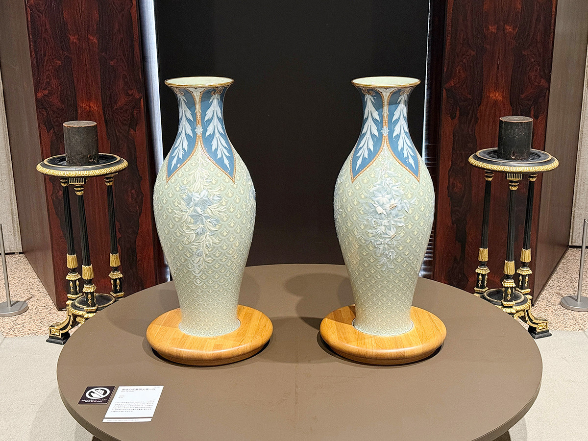 渋谷区立松濤美術館「妃たちのオーダーメイド　セーヴル フランス宮廷の磁器」会場より　第3章「マリー＝ルイーズとナポレオンの時代　一改革とアンピール様式一」