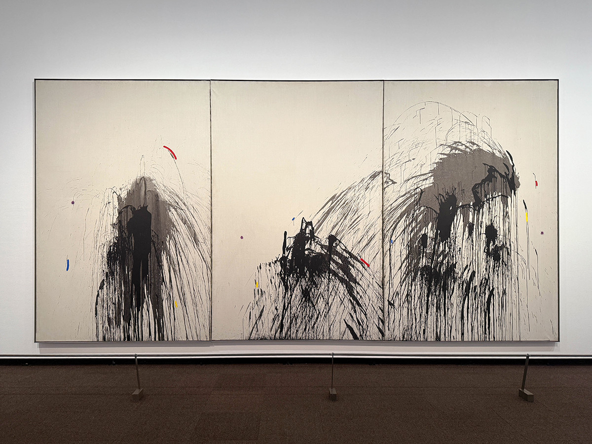 東京都美術館「ミロ展」会場より　《花火Ⅰ》《花火Ⅱ》《花火Ⅲ》1974年　ジュアン・ミロ財団、バルセロナ