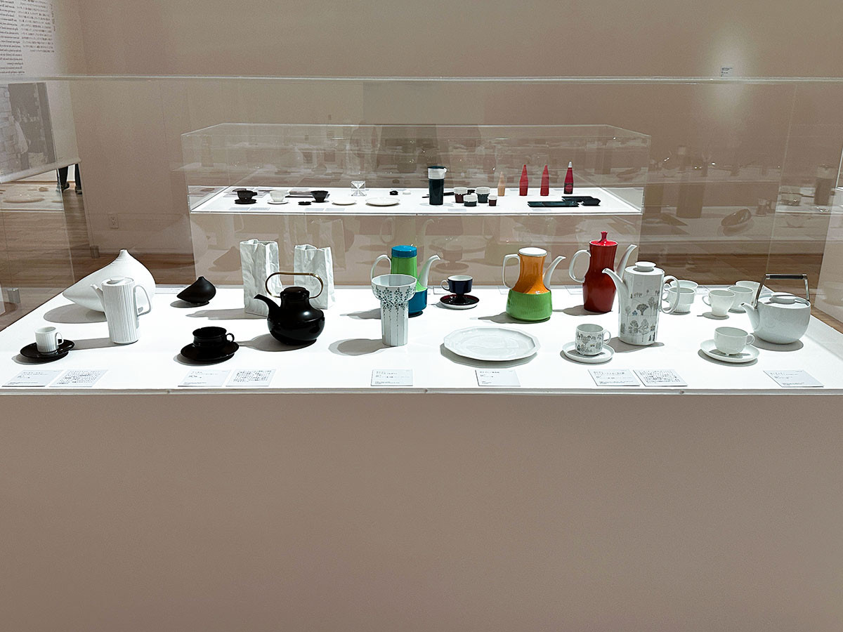 東京ステーションギャラリー「タピオ・ヴィルカラ　世界の果て」会場　「素材のすべてを知る」会場風景