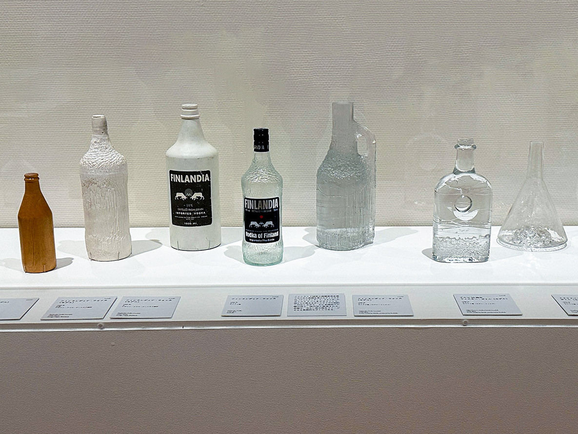 東京ステーションギャラリー「タピオ・ヴィルカラ　世界の果て」会場　「フィンランディア・ウォッカ」のボトル