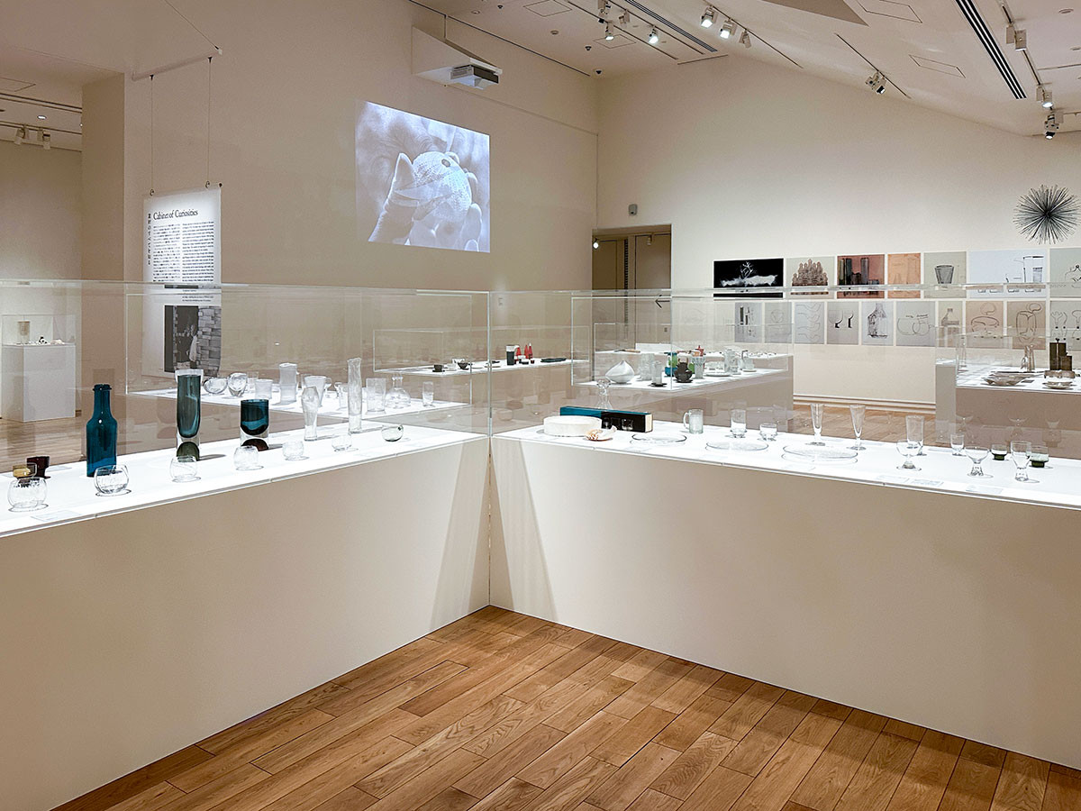 東京ステーションギャラリー「タピオ・ヴィルカラ　世界の果て」会場　「素材のすべてを知る」会場風景