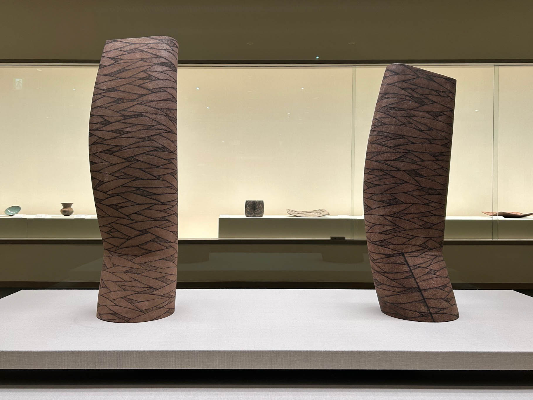 左から　栗木 達介《銀紅彩地紋陶 風韻》1986 ／ 《銀紅彩地紋陶 まがり》1985