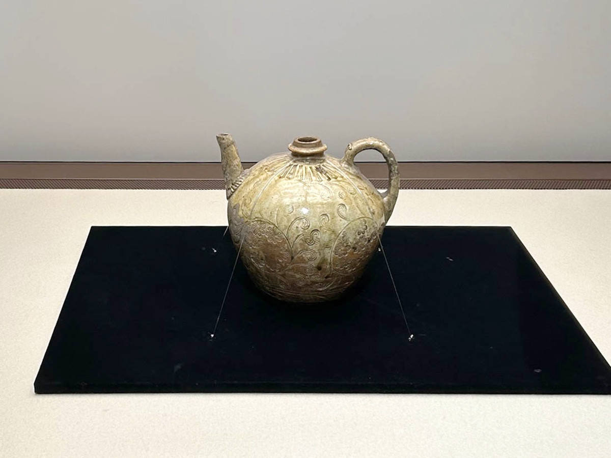 《灰釉蕨手文手付水注》（愛知県指定文化財）鎌倉時代