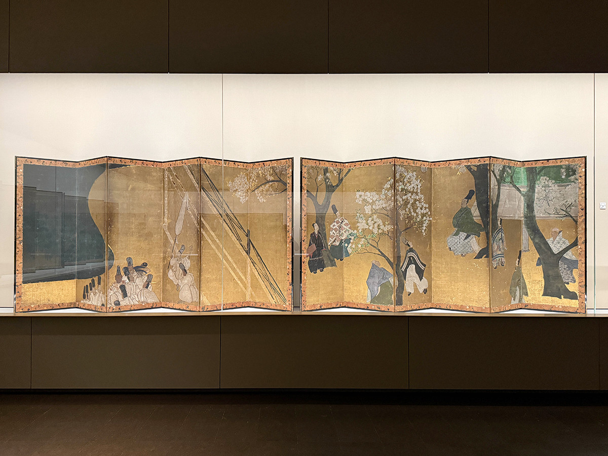 根津美術館「国宝・燕子花図と藤花図、夏秋渓流図」会場より　重要美術品《桜下蹴鞠図屏風》江戸時代 17世紀　根津美術館蔵 重要美術品《桜下蹴鞠図屏風》江戸時代 17世紀　根津美術館蔵