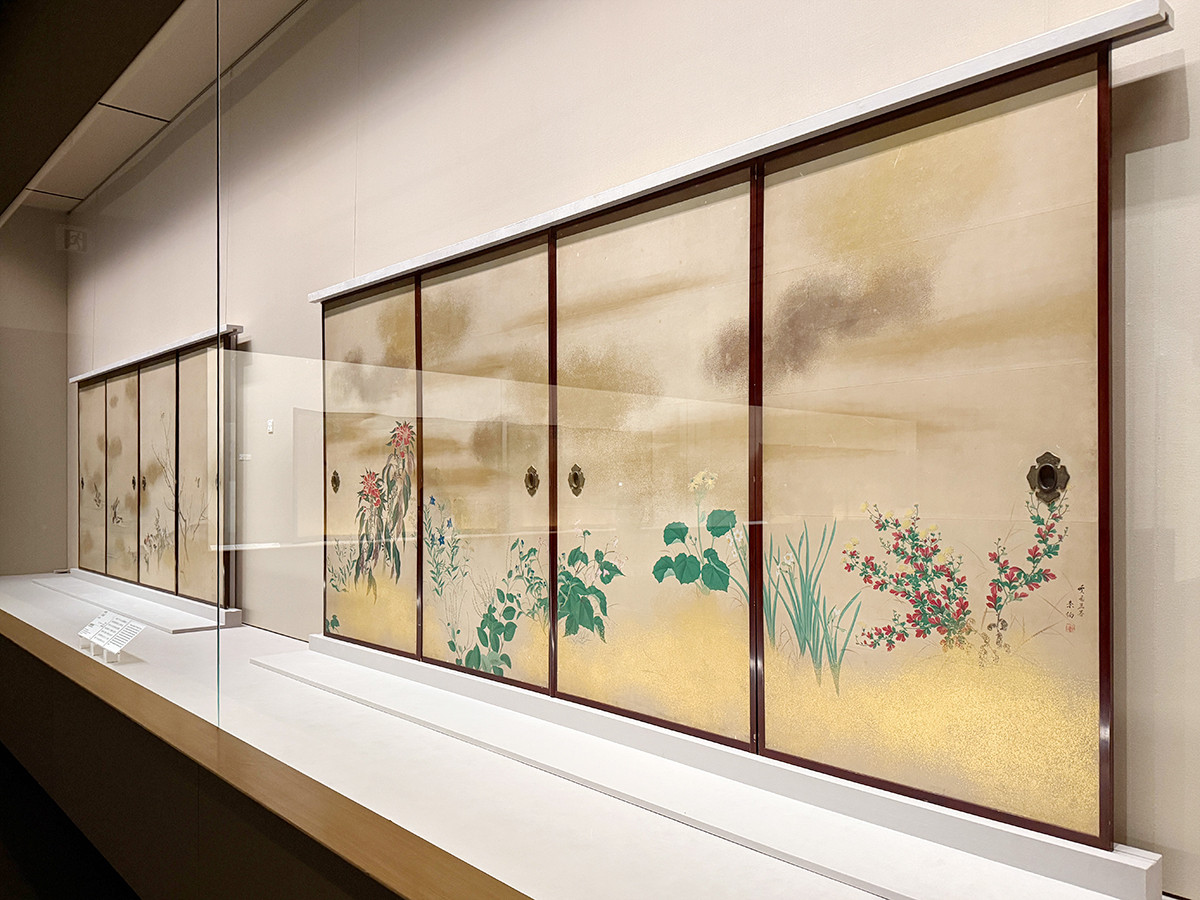 根津美術館「国宝・燕子花図と藤花図、夏秋渓流図」会場より　（手前）重要美術品《草花図襖》山口素絢筆　江戸時代 文化10年（1813）根津美術館蔵