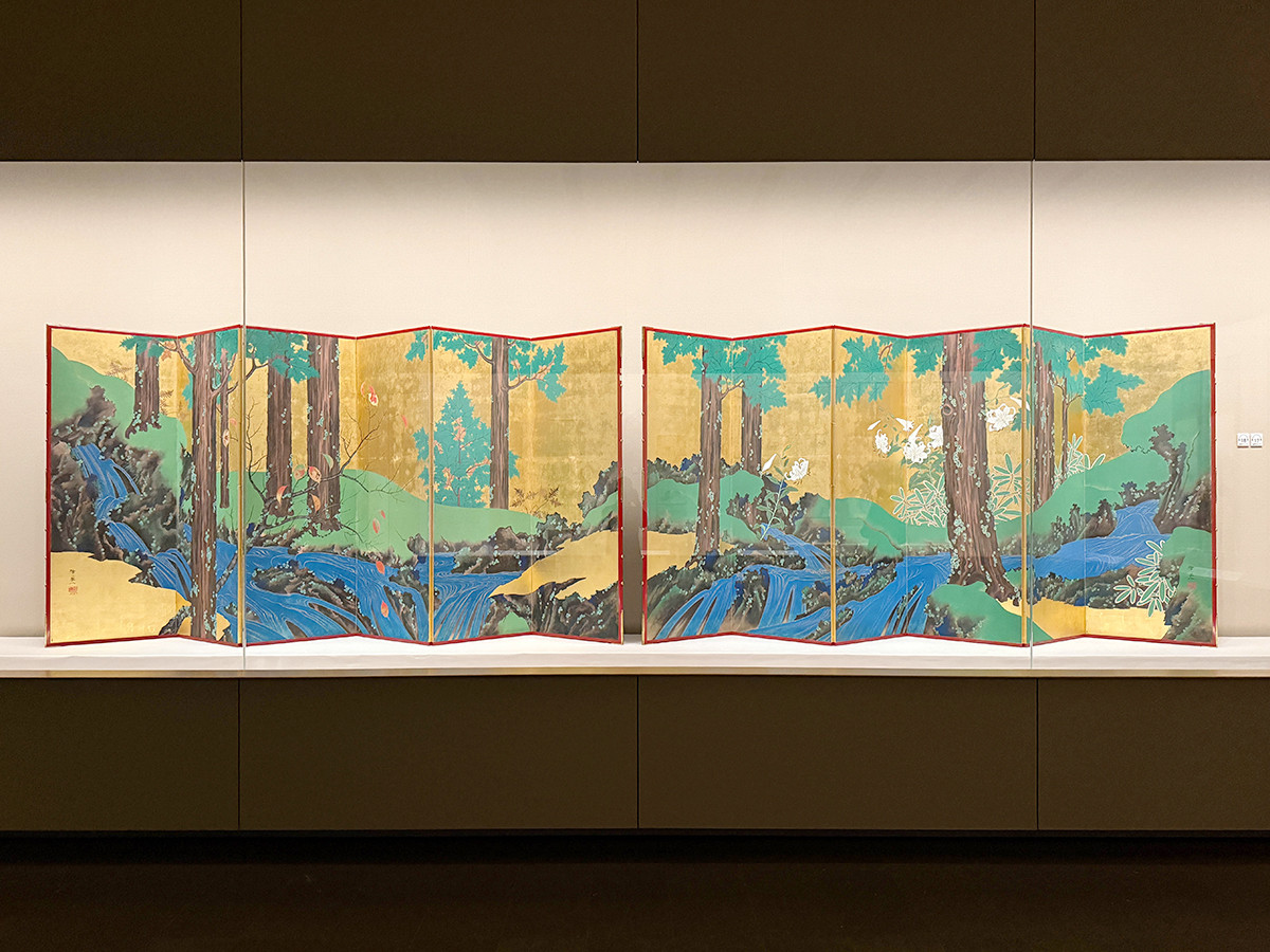 根津美術館「国宝・燕子花図と藤花図、夏秋渓流図」会場より　重要文化財《夏秋渓流図屏風》鈴木其一筆　江戸時代 19世紀　根津美術館蔵