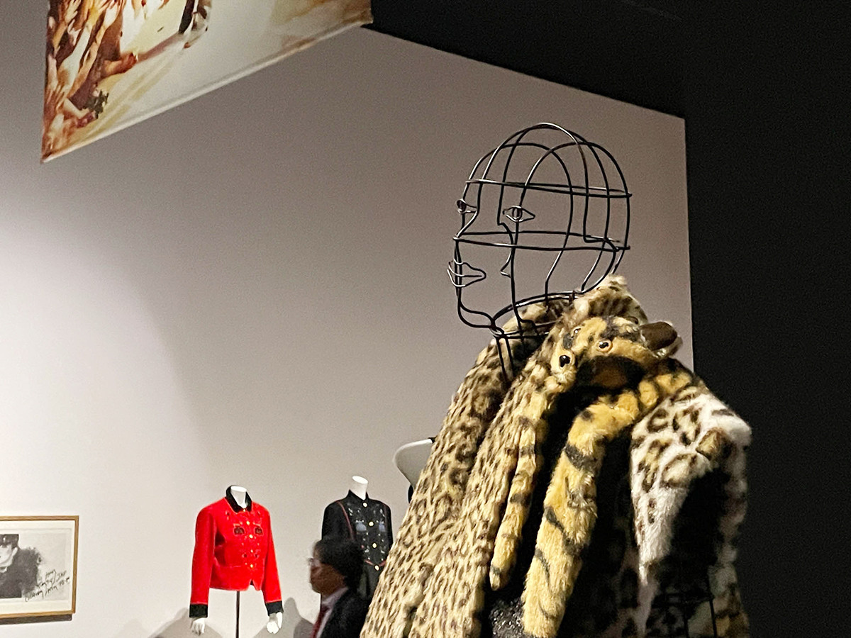 姫路市立美術館「髙田賢三展　パリに燃ゆ、永遠の革命児」会場より　約30年ぶりに再現されたワイヤーマネキン