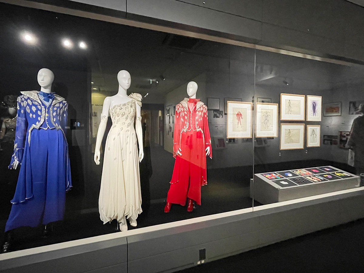 姫路市立美術館「髙田賢三展　パリに燃ゆ、永遠の革命児」会場より　宝塚大劇場こけら落しのためにつくられた衣装やデザイン画、また装飾パーツなど