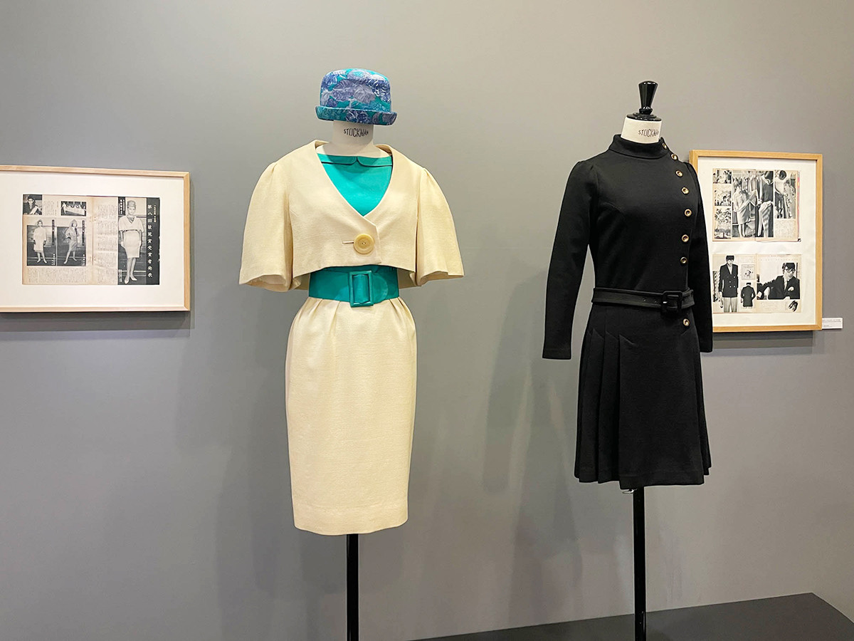 姫路市立美術館「髙田賢三展　パリに燃ゆ、永遠の革命児」会場より　（左）「荘苑賞」受賞作品　1960年　（右）独立前に制作したドレス　1960年代　個人蔵