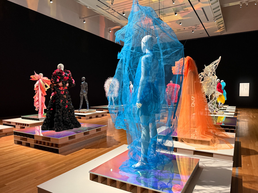 東京オペラシティ アートギャラリー「LOVEファッション─私を着がえるとき」会場