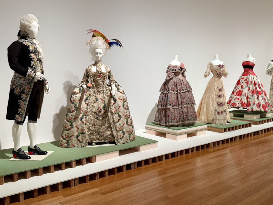 東京オペラシティ アートギャラリー「LOVEファッション─私を着がえるとき」会場