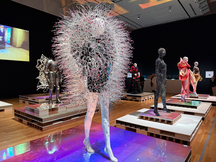 ファッションに見る“私のかたち” ― 「LOVEファッション─私を着がえるとき」展