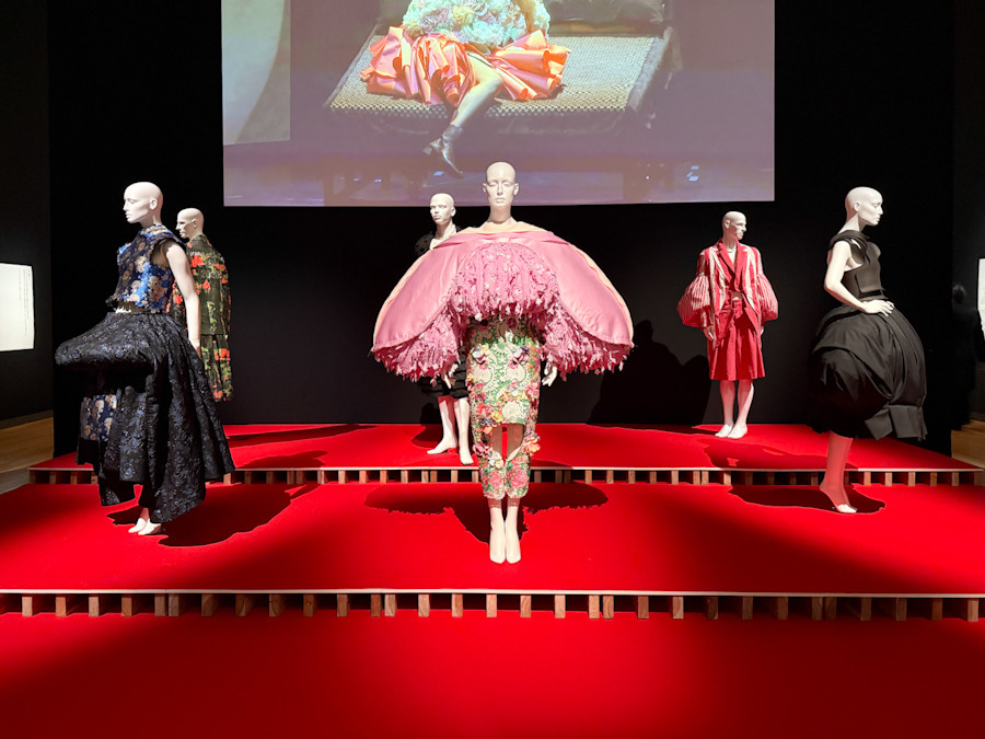 東京オペラシティ アートギャラリー「LOVEファッション─私を着がえるとき」会場