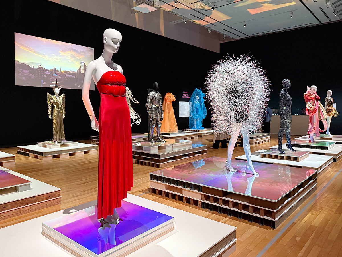 東京オペラシティアートギャラリー「LOVEファッション ― 私を着がえるとき」会場より　第5章「我を忘れたい」