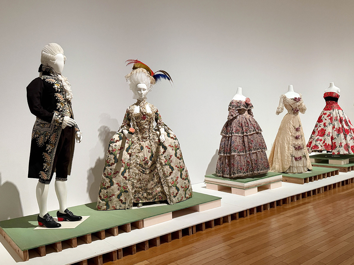 東京オペラシティアートギャラリー「LOVEファッション ― 私を着がえるとき」会場より　第1章「自然にかえりたい」