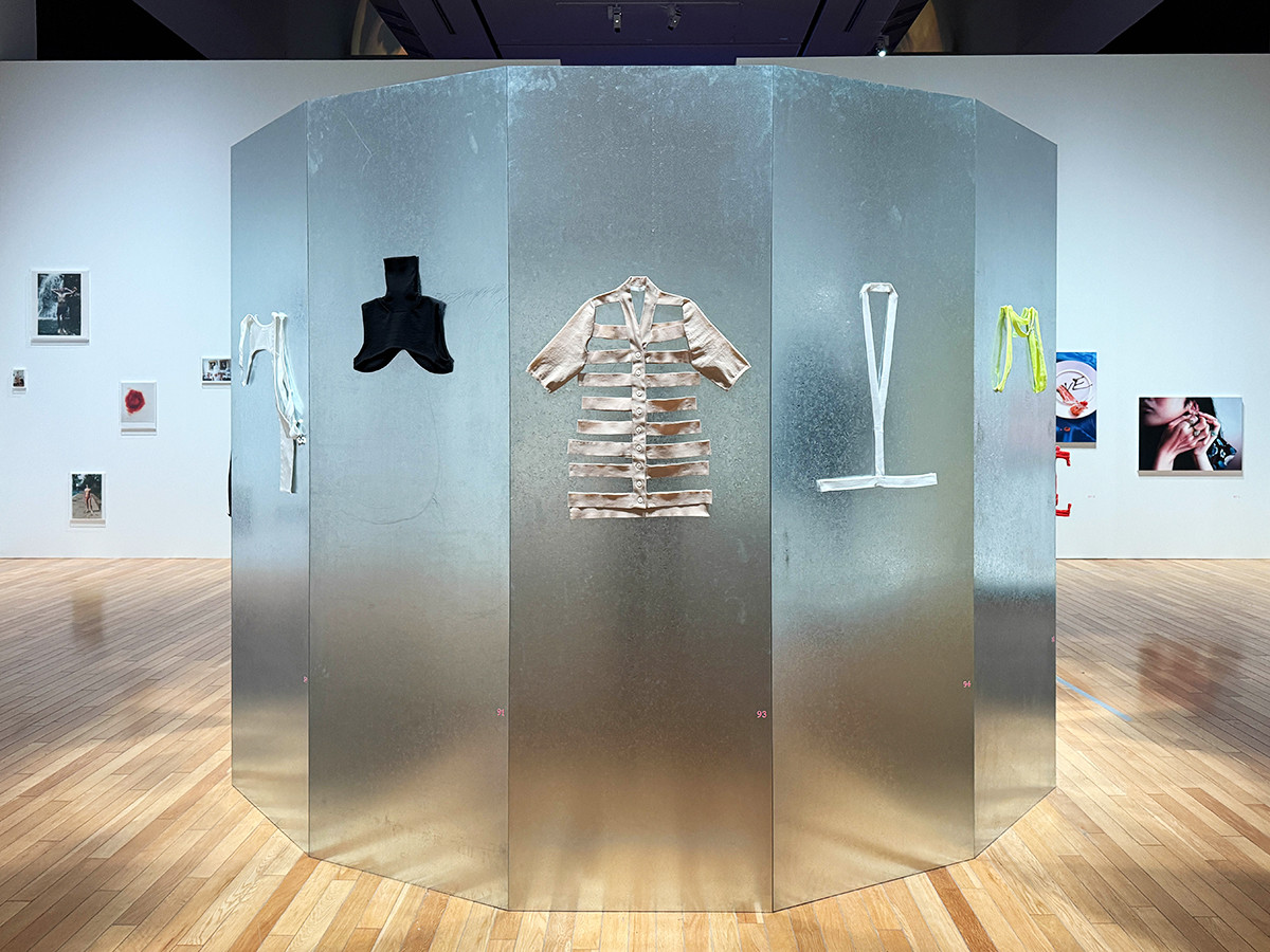 東京オペラシティアートギャラリー「LOVEファッション ― 私を着がえるとき」会場より　第3章「ありのままでいたい」