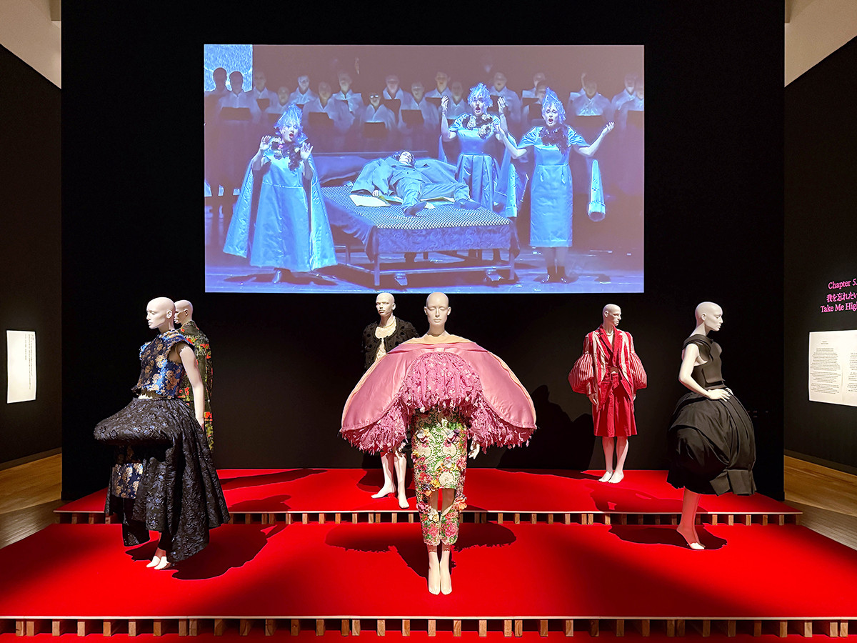 東京オペラシティアートギャラリー「LOVEファッション ― 私を着がえるとき」会場より　第4章「自由になりたい」