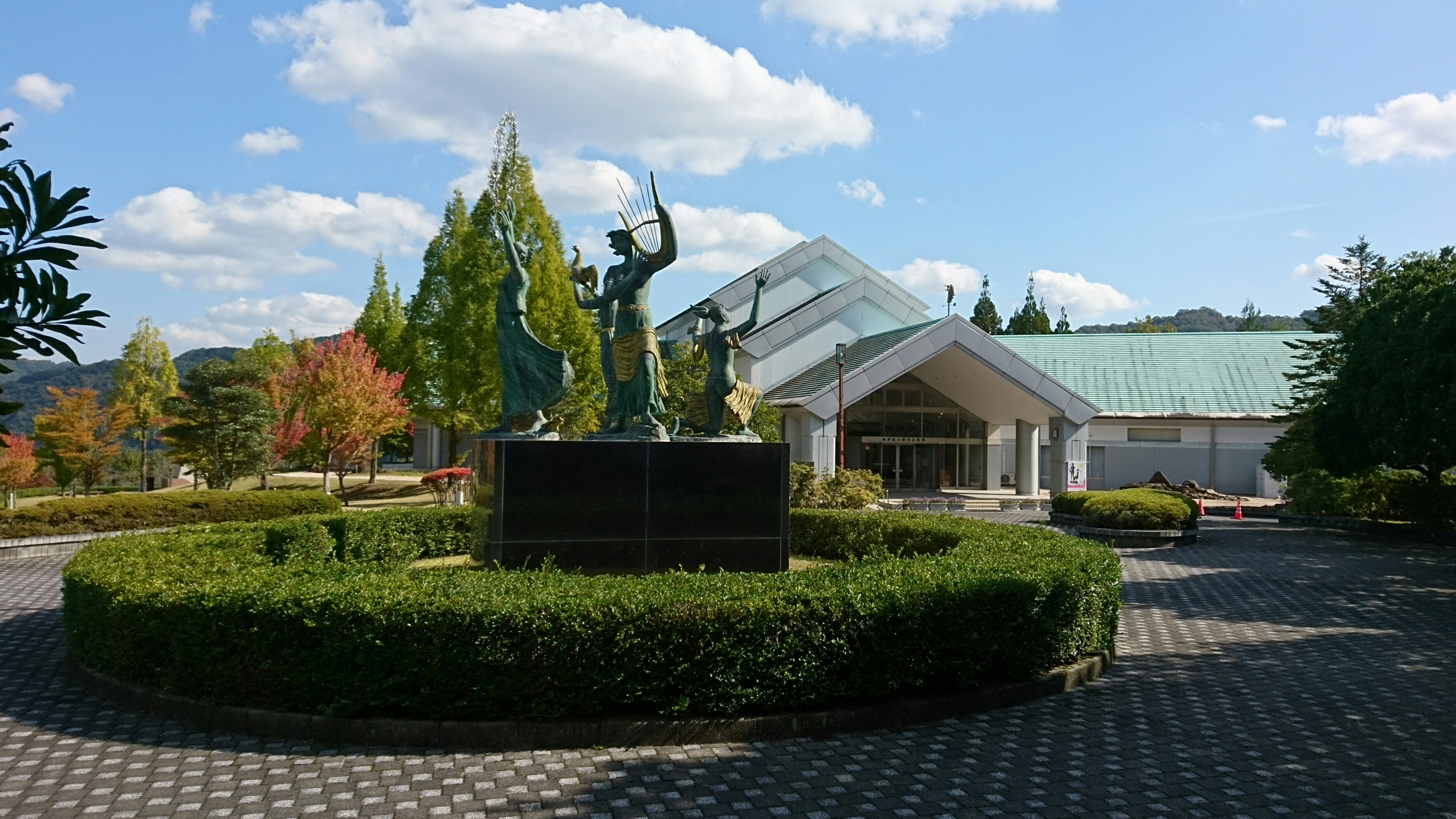 圓鍔勝三彫刻美術館