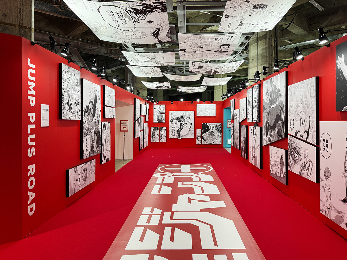 名シーンに囲まれて、ジャンプ＋ワールドに没入！ ― 「少年ジャンプ＋展」（取材レポート）