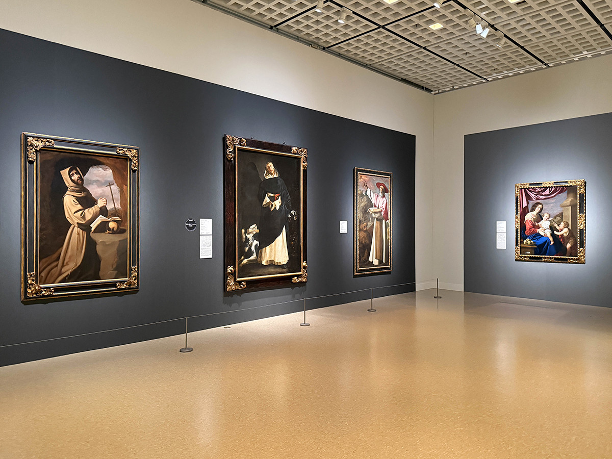 国立西洋美術館「西洋絵画、どこから見るか？」会場より　（左から）フランシスコ・デ・スルバラン《洞窟で祈る聖フランチェスコ》1658年頃　サンディエゴ美術館 ／ フランシスコ・デ・スルバラン《聖ドミニクス》1626–27年　国立西洋美術館 ／ フランシスコ・デ・スルバラン《聖ヒエロニムス》1640–45年頃　サンディエゴ美術館 ／ フランシスコ・デ・スルバラン《聖母子と聖ヨハネ》1658年　サンディエゴ美術館