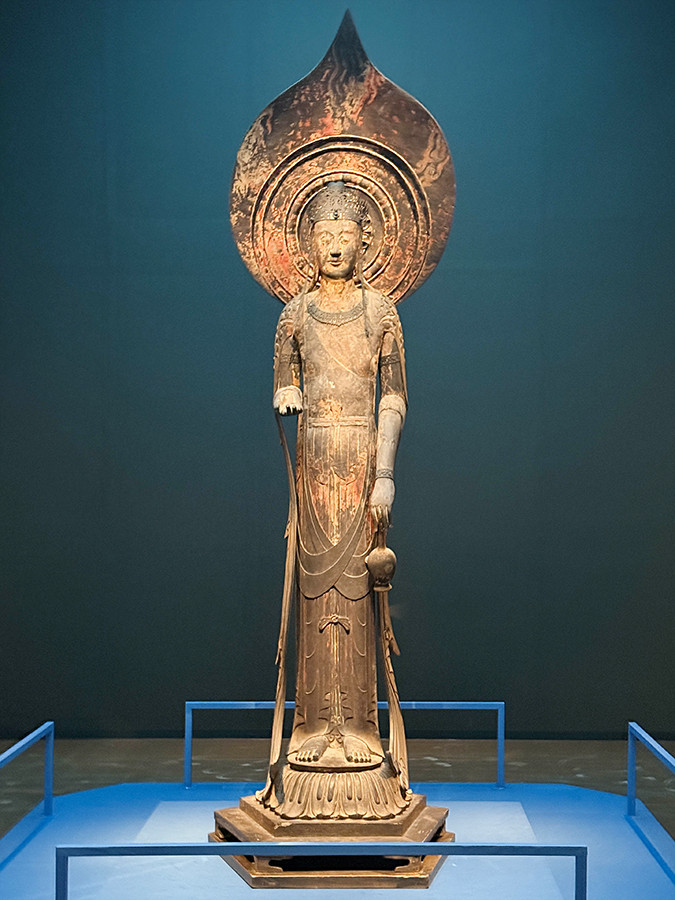 奈良国立博物館　特別展「超 国宝―祈りのかがやき―」会場より　第1章「南都の大寺」　国宝《観音菩薩立像（百済観音）》飛鳥時代 7世紀　奈良・法隆寺