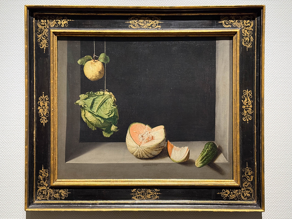 国立西洋美術館「西洋絵画、どこから見るか？」会場より　フアン・サンチェス・コターン《マルメロ、キャベツ、メロンとキュウリのある静物》1602年頃　サンディエゴ美術館