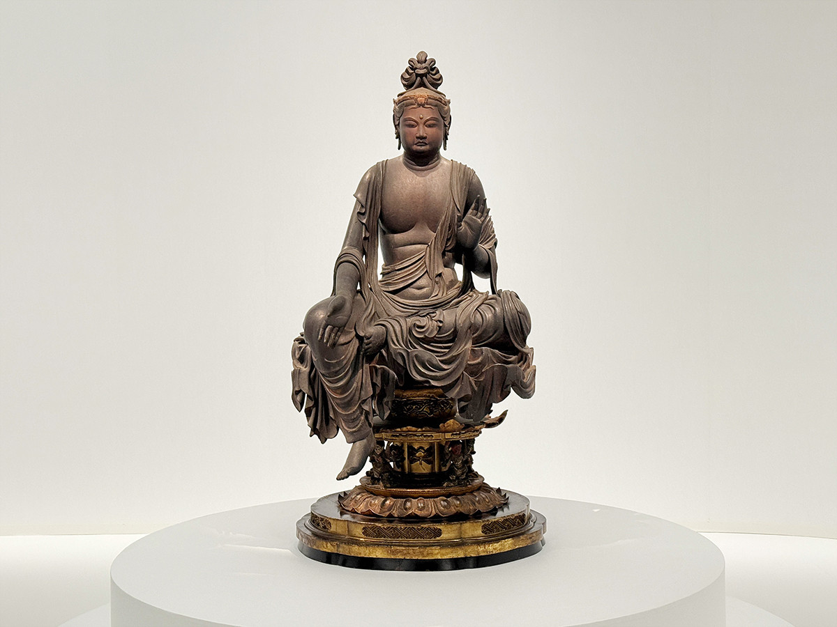 奈良国立博物館　特別展「超 国宝―祈りのかがやき―」会場より　第4章「美麗なる仏の世界」　国宝《菩薩半跏像》平安時代 8世紀　京都・宝菩提院願徳寺