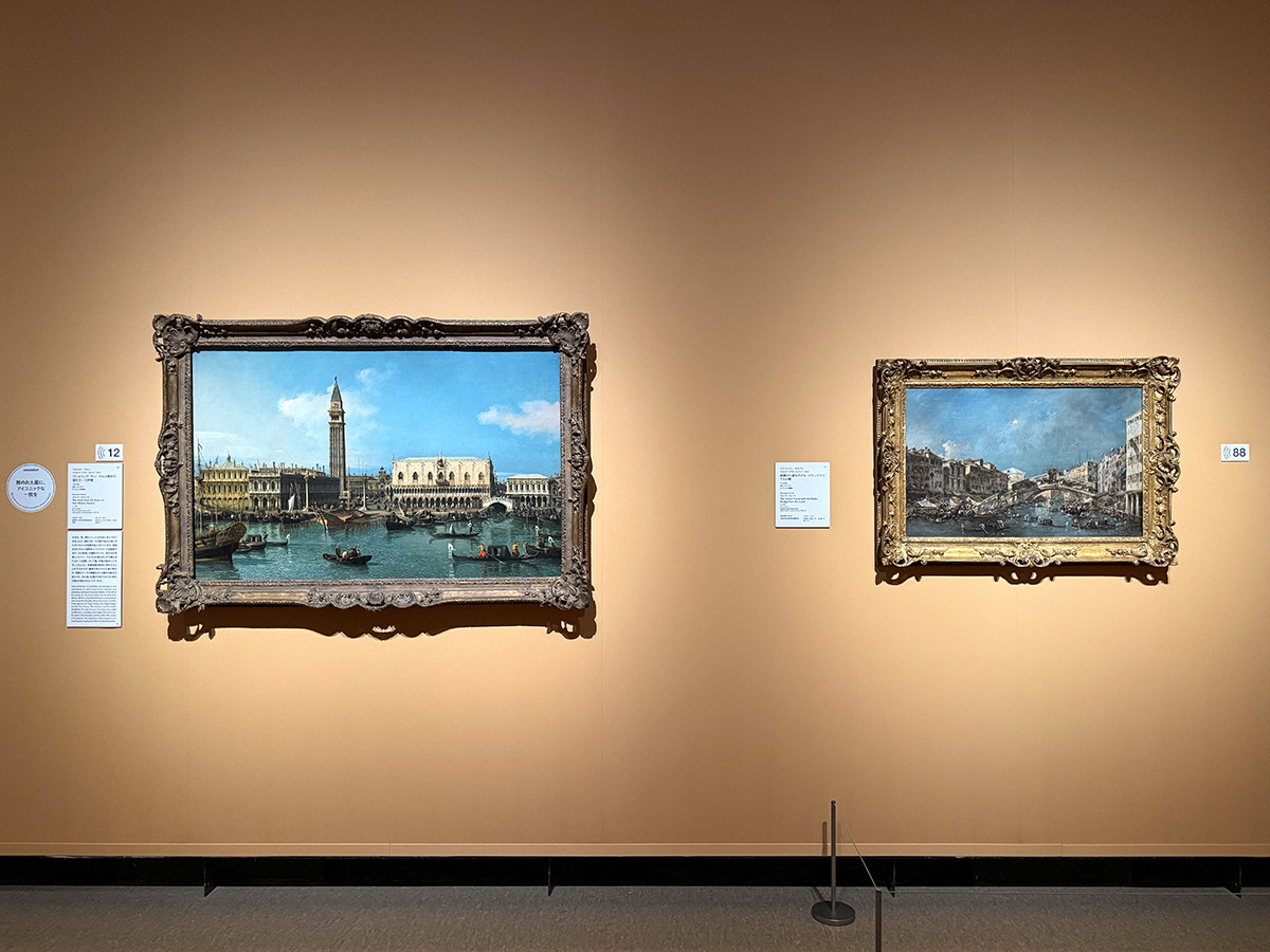 国立西洋美術館「西洋絵画、どこから見るか？」会場より　（左から）ベルナルド・ベロット《ヴェネツィア、サン・マルコ湾から望むモーロ岸壁》1740年頃　サンディエゴ美術館 ／ フランチェスコ・グアルディ《南側から望むカナル・グランデとリアルト橋》1775年頃　サンディエゴ美術館