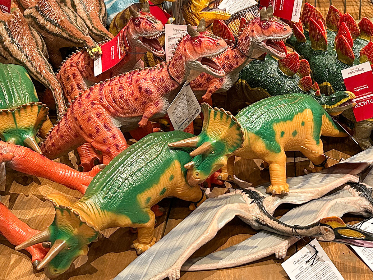 恐竜パスタや靴下、ぬいぐるみが大集合「DINO-A-LIVE DINO SAFARI 2025」（グッズ）