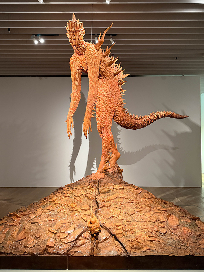 森アーツセンターギャラリー「ゴジラ・THE・アート展」会場より　森アーツセンターギャラリー「ゴジラ・THE・アート展」会場より　小谷元彦《the One　― 呉爾羅 （仮設のモニュメント6）》TM ＆ © TOHO CO., LTD.　©Motohiko ODANI