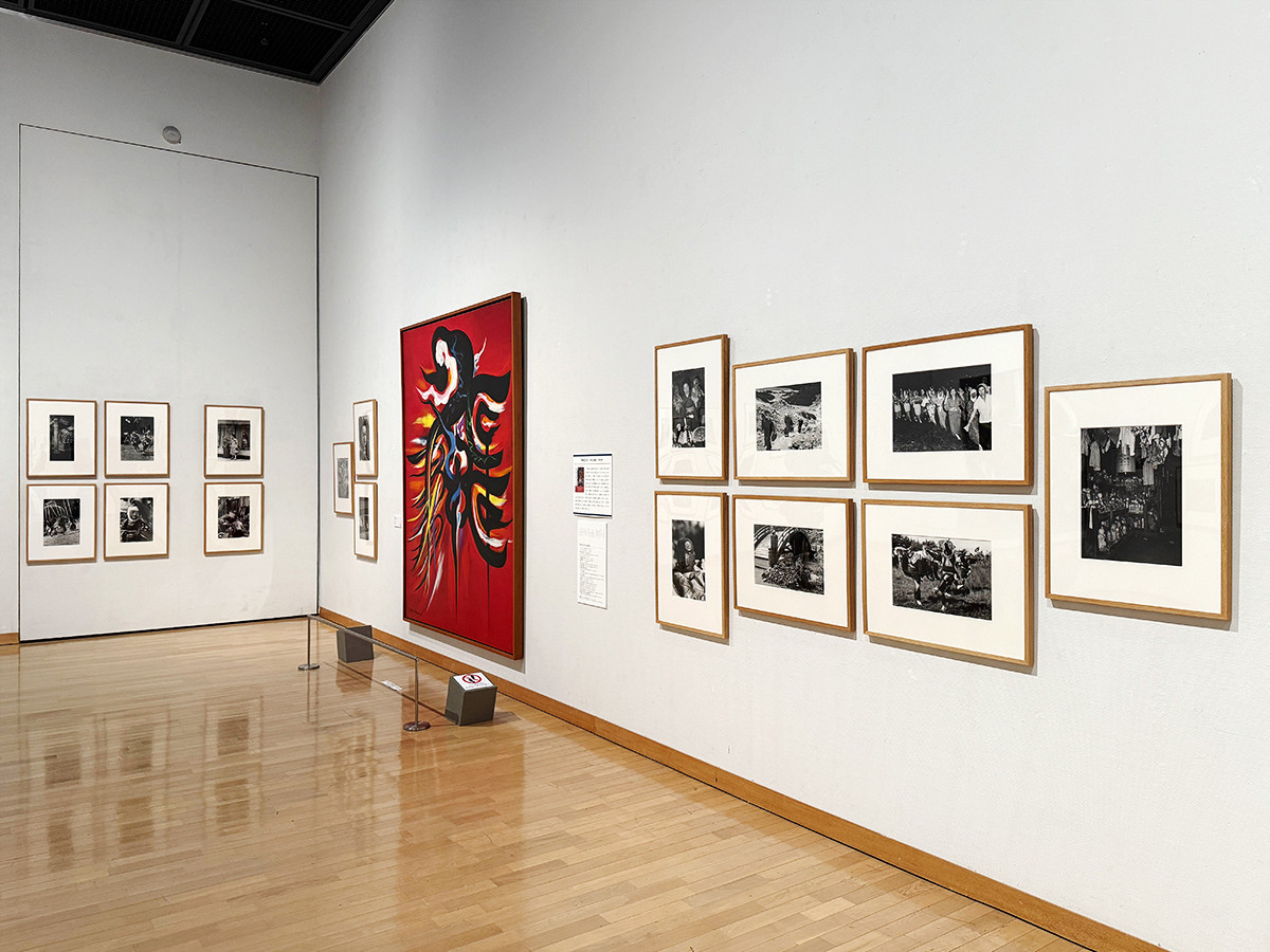 川崎市岡本太郎美術館「岡本太郎と太陽の塔―万国博に賭けたもの」会場より　第2章「人間の原点を求めて一取材旅行と執筆活動」