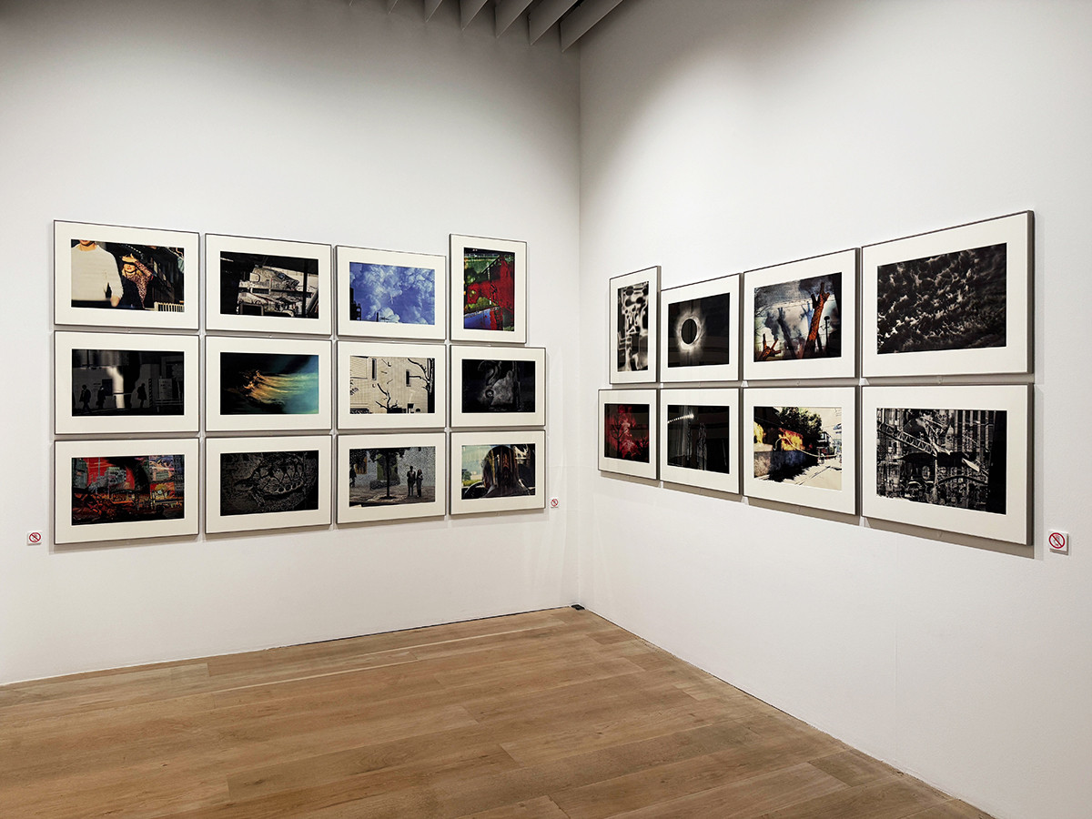 森アーツセンターギャラリー「ゴジラ・THE・アート展」会場より　川田喜久治《ロス・カプリチョス　インビジブル》© Kikuji Kawada, Courtesy PGI