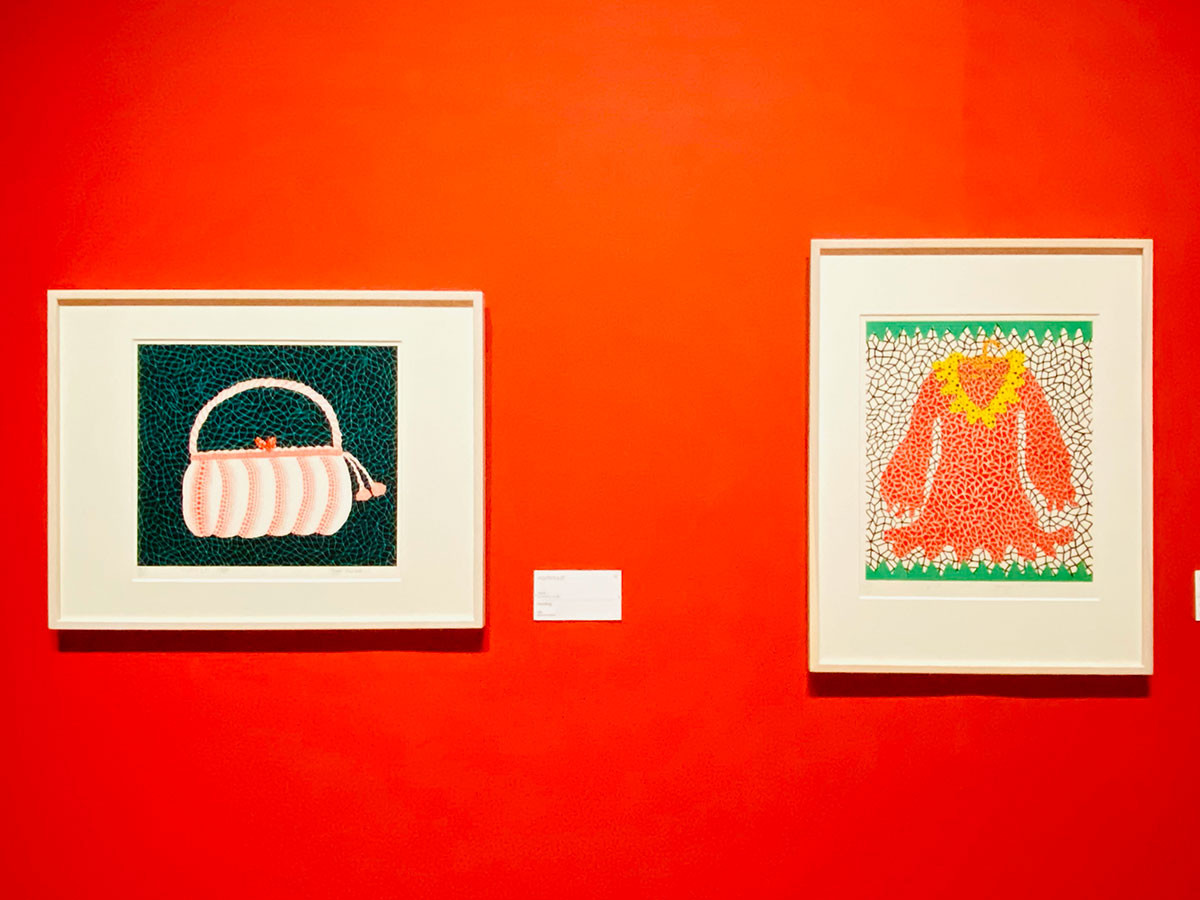 左から≪ハンドバッグ≫ 1985年、≪ドレス≫ 1982年　