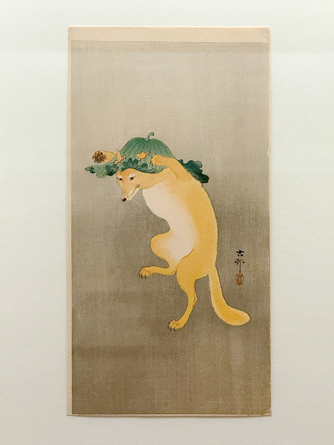 太田記念美術館「没後80年 小原古邨 ― 鳥たちの楽園」会場より 小原古邨《踊る狐》個人蔵