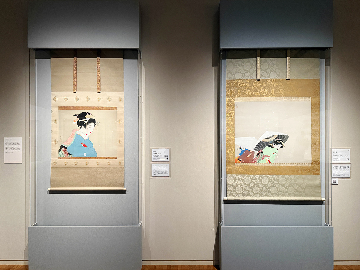 山種美術館 特別展「生誕150年記念 上村松園と麗しき女性たち」会場より (左から)上村松園《庭の雪》1948(昭和23)年 第1回白寿会展 山種美術館 / 上村松園《牡丹雪》1944(昭和19)年 陸軍献納帝国芸術院会員美術展覧会 山種美術館