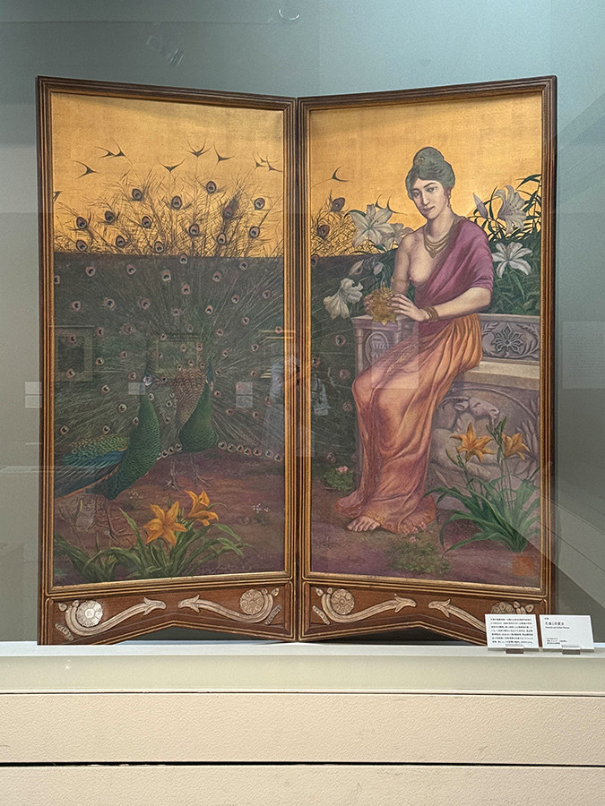 府中市美術館「橋口五葉のデザイン世界」会場より (右手前)《孔雀と印度女》1907(明治40)年 鹿児島市立美術館