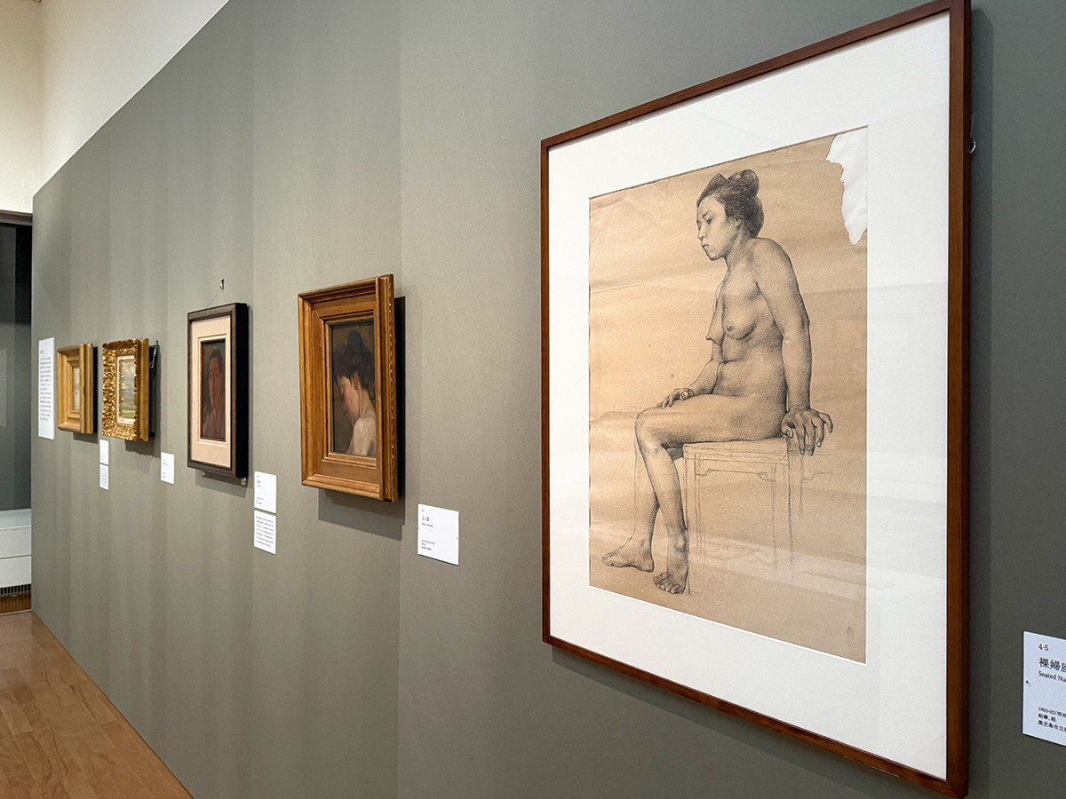 府中市美術館「橋口五葉のデザイン世界」会場より　（左手前）《裸婦座像》1903-05（明治36-38）年頃　鹿児島市立美術館
