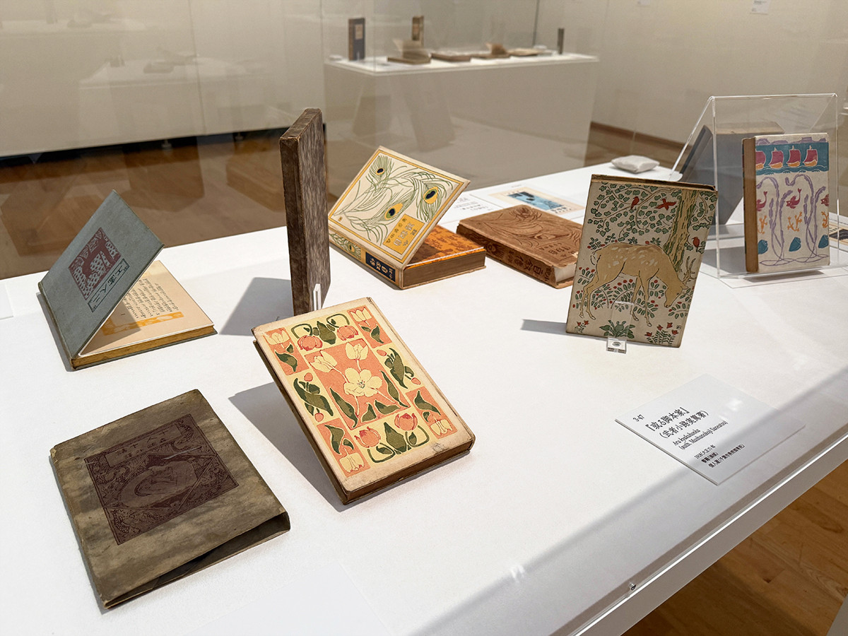 府中市美術館「橋口五葉のデザイン世界」会場より　第3章「五葉装幀の世界」展示風景