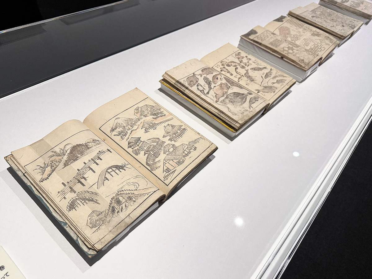 上野の森美術館「五大浮世絵師展―歌麿 写楽 北斎 広重 国芳」会場より　葛飾北斎『北斎漫画』 初〜15編　文政 11-明治11年（1828-78）