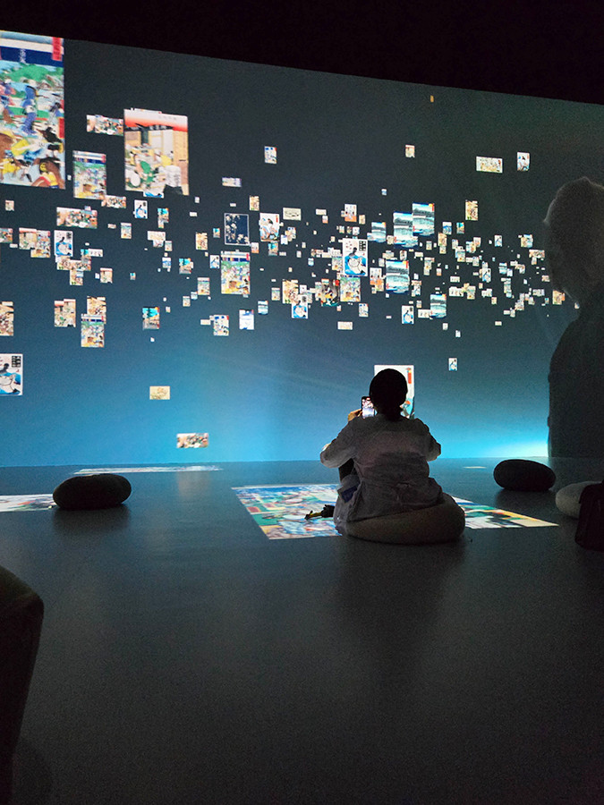 堂島リバーフォーラム「Immersive Museum OSAKA 2025 印象派と浮世絵」会場より　ゴッホの浮世絵コレクションが映像で浮かびます