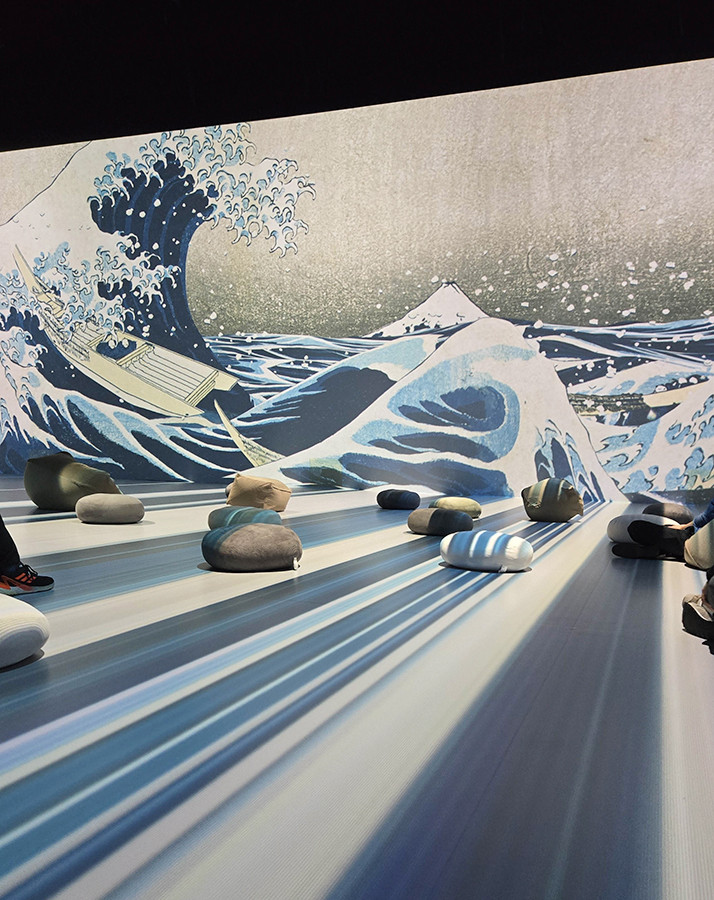 堂島リバーフォーラム「Immersive Museum OSAKA 2025 印象派と浮世絵」会場より　どっぷり大波をかぶった気分