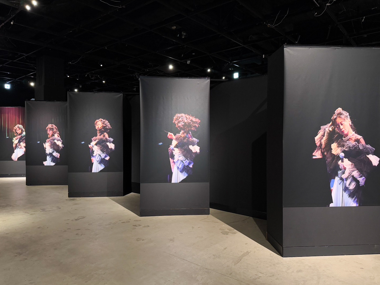 東京ドームシティGallery AaMo 「43rd ANNIVERSARY AKINA NAKAMORI PHOTO EXHIBITION」