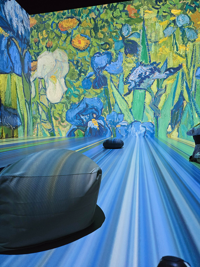 堂島リバーフォーラム「Immersive Museum OSAKA 2025 印象派と浮世絵」会場より　四方の壁と床にまで投影