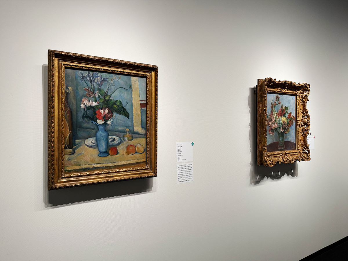 三菱一号館美術館「ルノワール×セザンヌ ―モダンを拓いた2人の巨匠」会場より　（左から）ポール・セザンヌ《青い花瓶》1889–1890年　オルセー美術館 ／ ピエール＝オーギュスト・ルノワール《花瓶の花》1898年　オランジュリー美術館