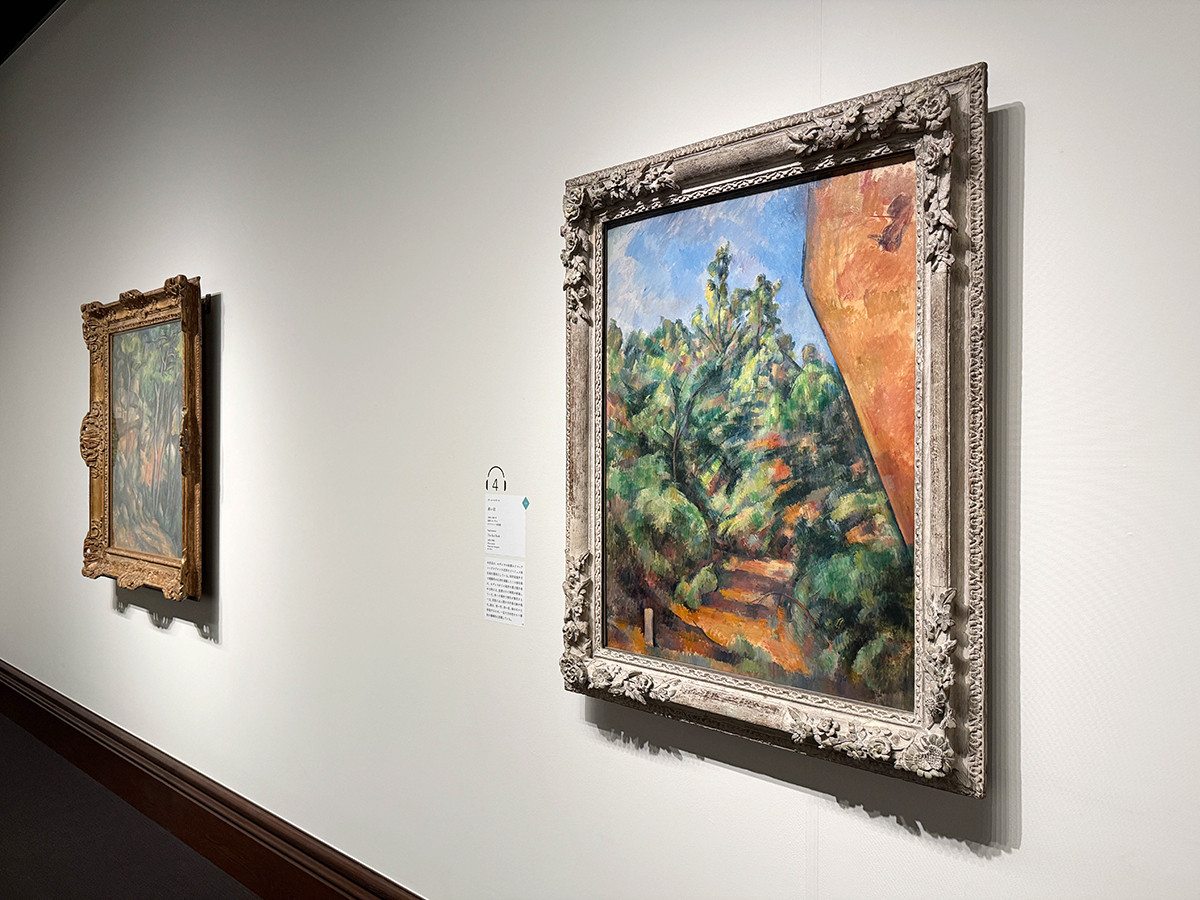 三菱一号館美術館「ルノワール×セザンヌ ―モダンを拓いた2人の巨匠」会場より　（右手前）ポール・セザンヌ《赤い岩》1895–1900年　オランジュリー美術館