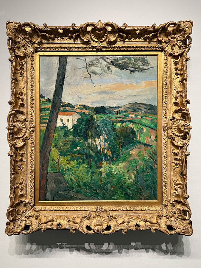 三菱一号館美術館「ルノワール×セザンヌ ―モダンを拓いた2人の巨匠」会場より　ポール・セザンヌ《赤い屋根のある風景（レスタックの松）》1875–1876年　オランジュリー美術館