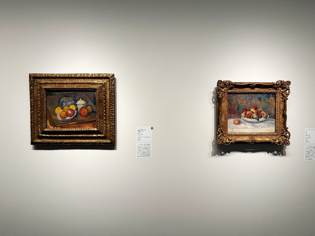 三菱一号館美術館「ルノワール×セザンヌ ―モダンを拓いた2人の巨匠」会場より　（左から）ポール・セザンヌ《わらひもを巻いた壺、砂糖壺とりんご》1890–1894年　オランジュリー美術館 ／ ピエール＝オーギュスト・ルノワール《桃》1881年　オランジュリー美術館