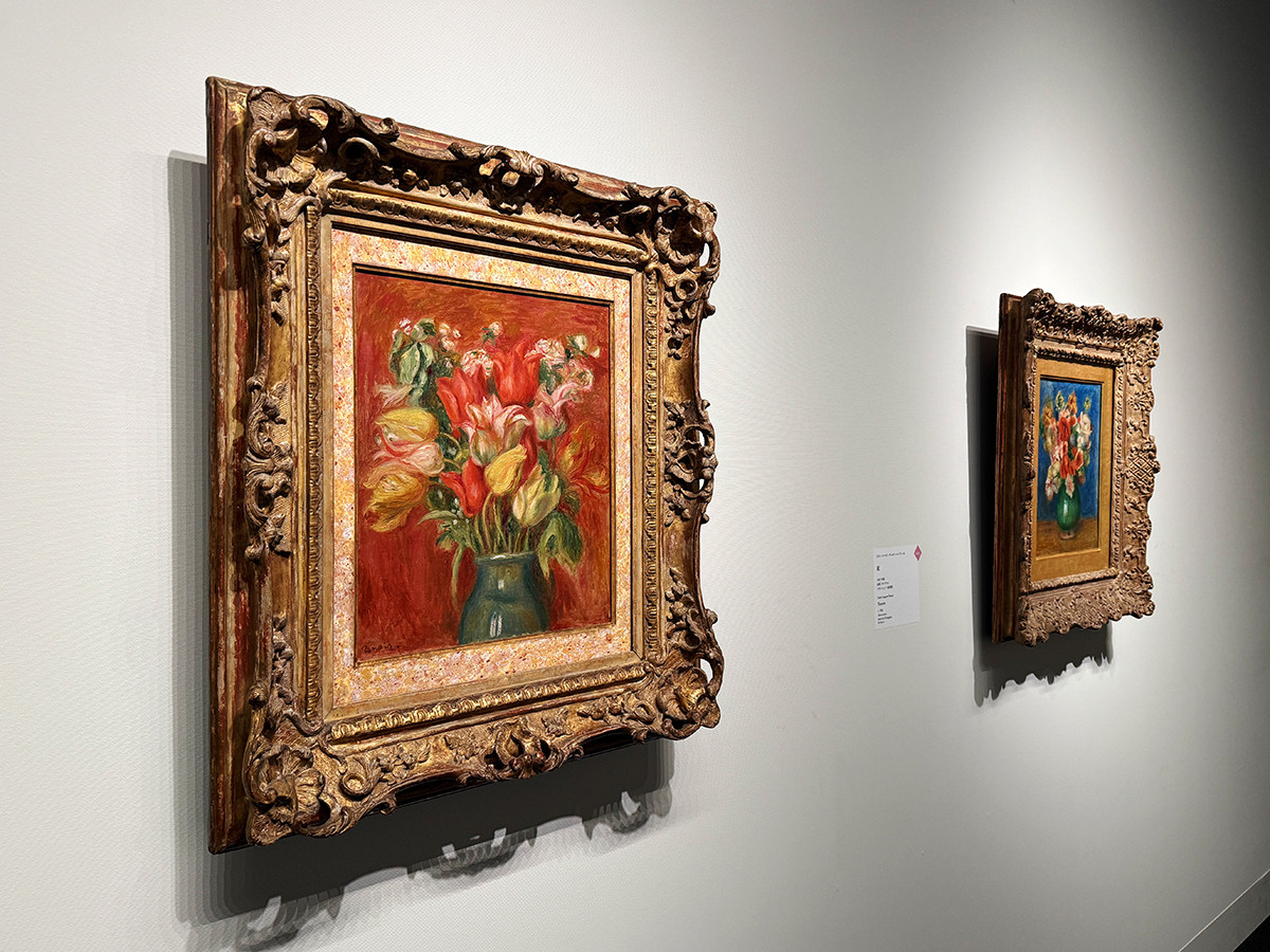 三菱一号館美術館「ルノワール×セザンヌ ―モダンを拓いた2人の巨匠」会場より　（左手前）ピエール＝オーギュスト・ルノワール《チューリップ》1905年頃　オランジュリー美術館