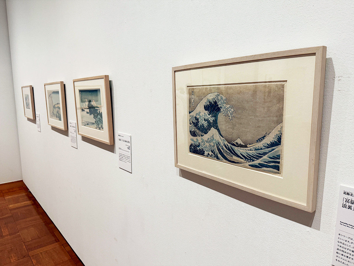 千葉市美術館「江戸の名プロデューサー 蔦屋重三郎と浮世絵のキセキ」会場より (右手前)葛飾北斎「富嶽三十六景 神奈川沖浪裏」天保2〜4年(1831〜33)頃 千葉市美術館蔵